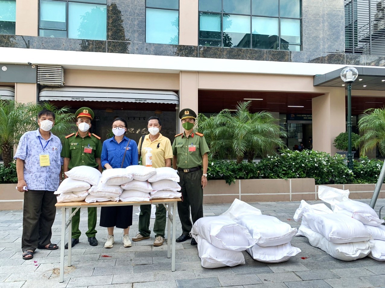 nhom-thien-nguyen-ong-cha1-1629635016-1629648348.jpg