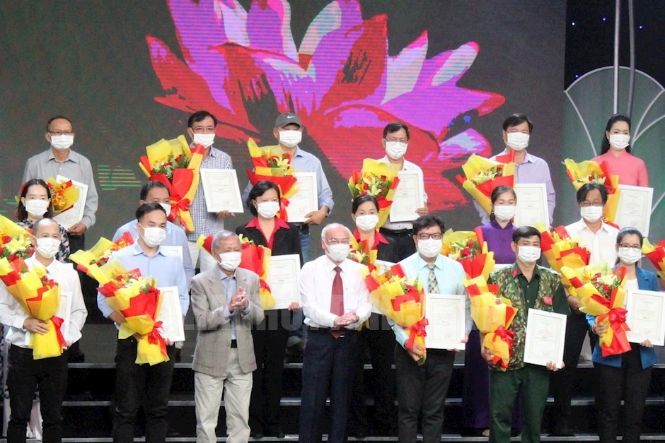 17-12-2021-tphcm-trien-khai-quang-ba-cac-tac-pham-van-hoc-nghe-thuat-va-xay-dung-hinh-anh-cong-dan-thanh-pho-b42e6b53-details-1639790313.jpg