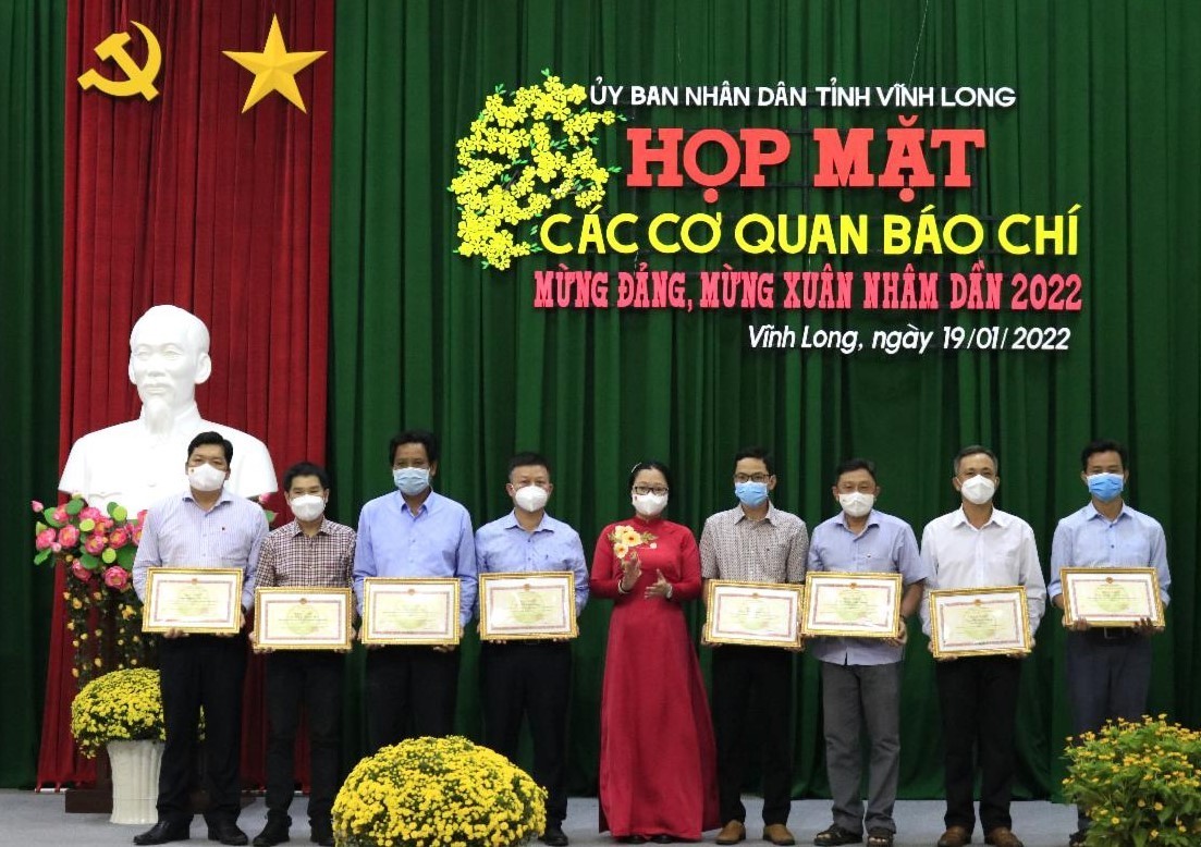 vinh-long-hop-mat-bao-chi-2-1643257357-1643470260.jpg