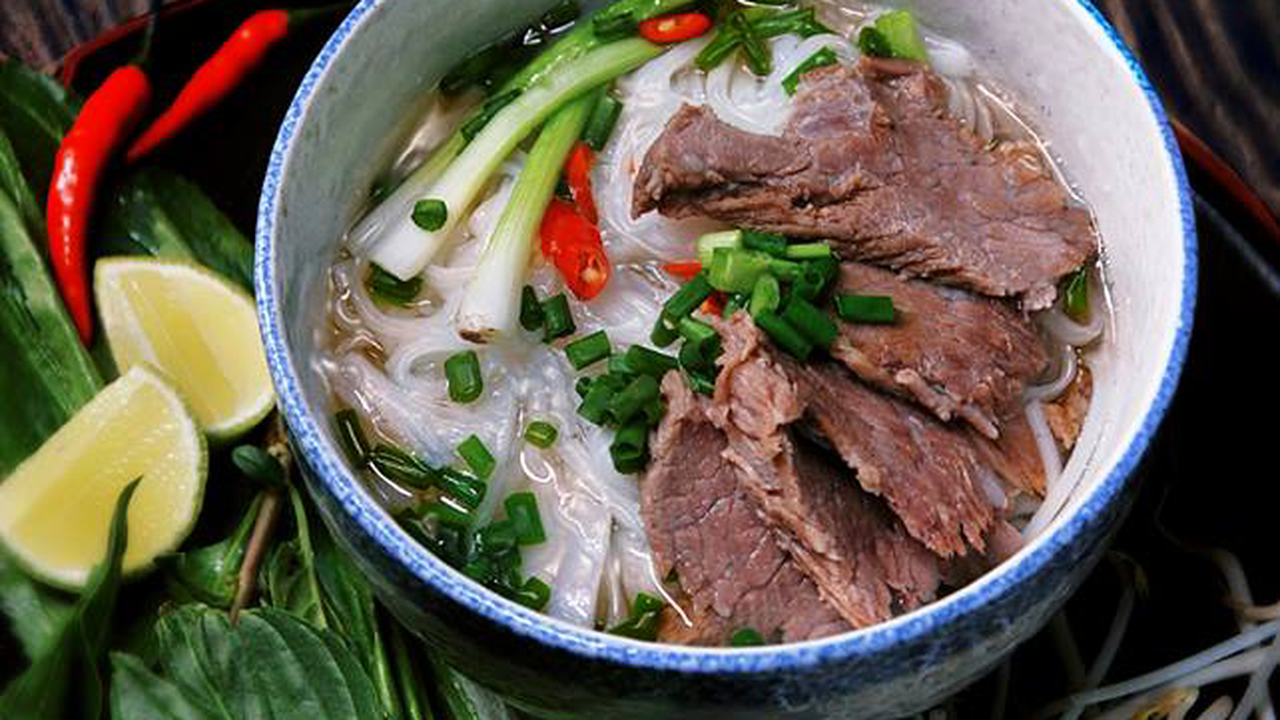 huong-dan-chi-tiet-cach-nau-pho-bo-thom-ngon-bo-duong-cho-ca-nha-1003077-272020-1645063996.png