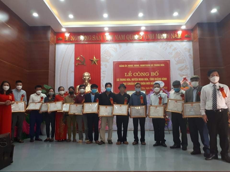 anh-trao-giay-khen-1649403509.jpg