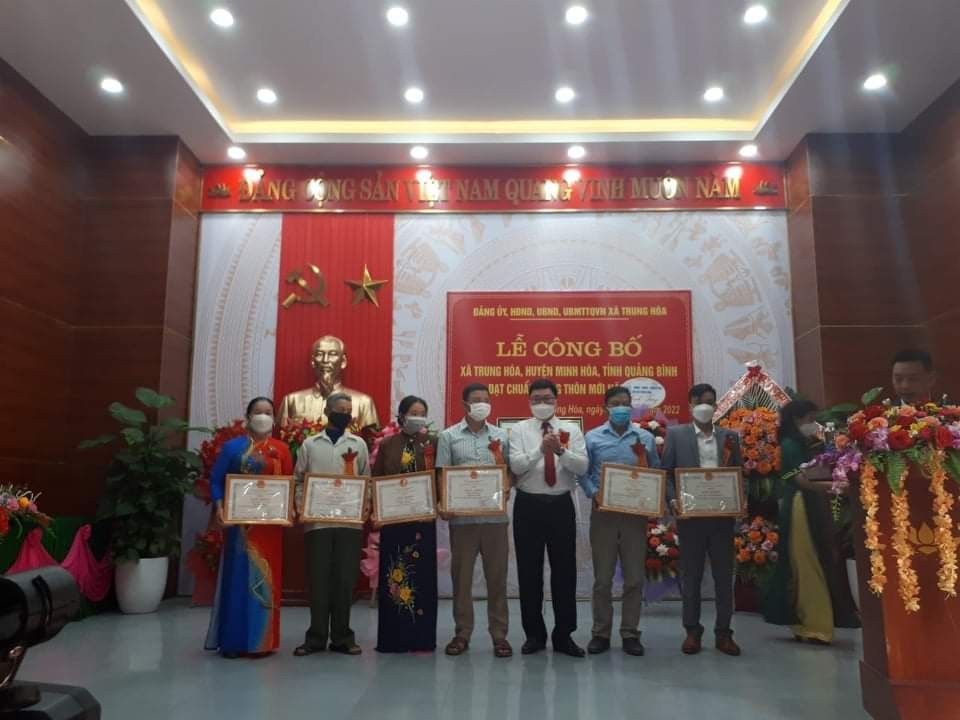 trao-giay-khen-1649403509.jpg