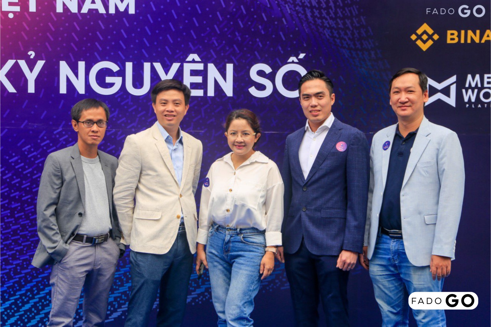 4ong-pham-tan-dat-tong-giam-doc-fado-group-thu-2-tu-trai-sang-va-ong-huy-nguyen-ceo-kardiachain-pho-chu-tich-hiep-hoi-blockchain-thu-2-tu-phai-sang-cung-cac-dai-bieu-chup-hinh-tai-su-kien-1652881425.jpg