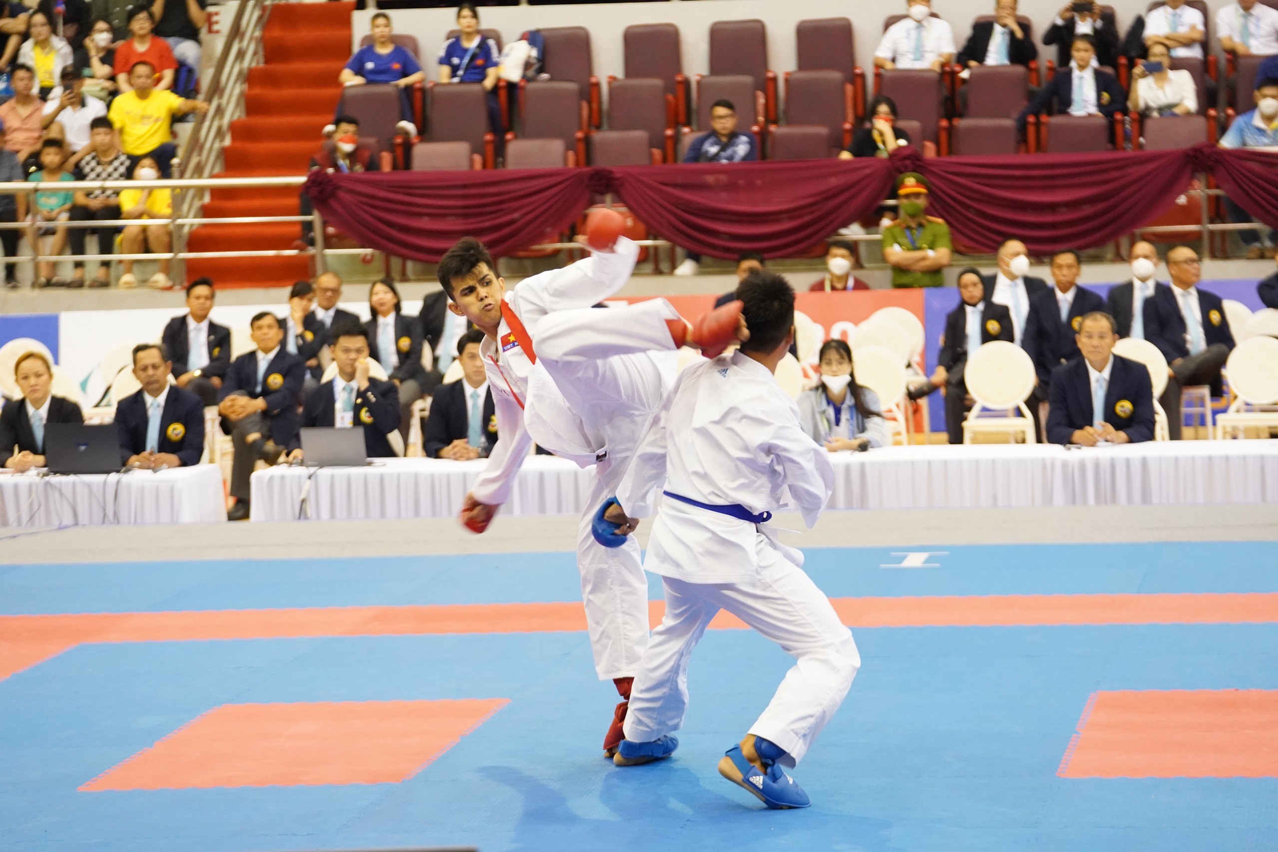 cac-huy-chuong-vang-ma-cac-vdv-dat-duoc-deu-het-suc-gay-can-va-thuyet-phuc-1653094807.jpg