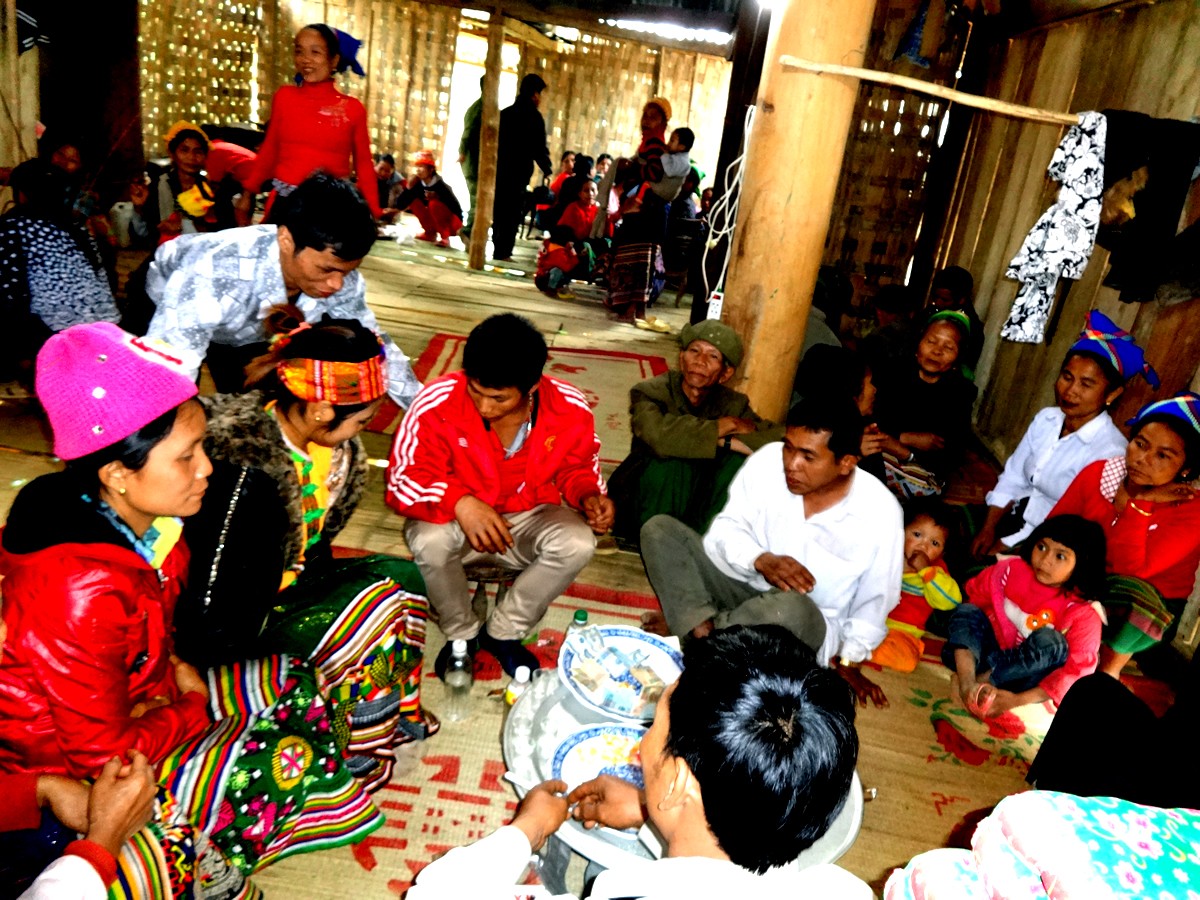 canh-lam-le-tai-mot-dam-cuoi-nguoi-kho-mu-o-ban-pung-ca-moong-luong-minh-tuong-duong-1659517503.JPG