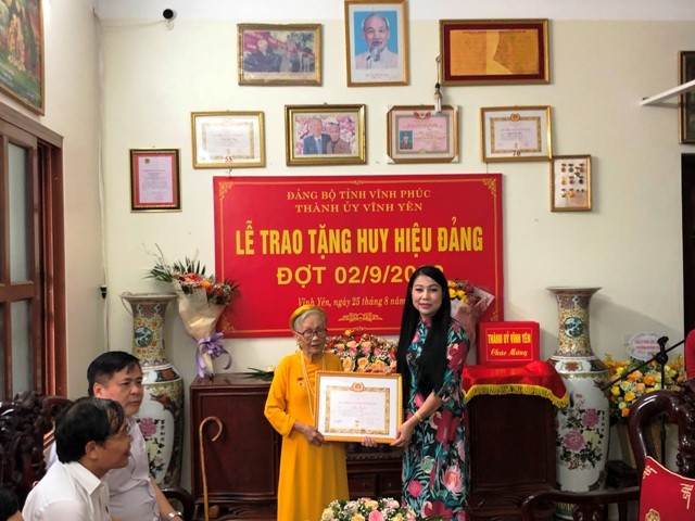 hoang-thi-thuy-lan-trao-huy-hieu-dang1-1661399374.jpg