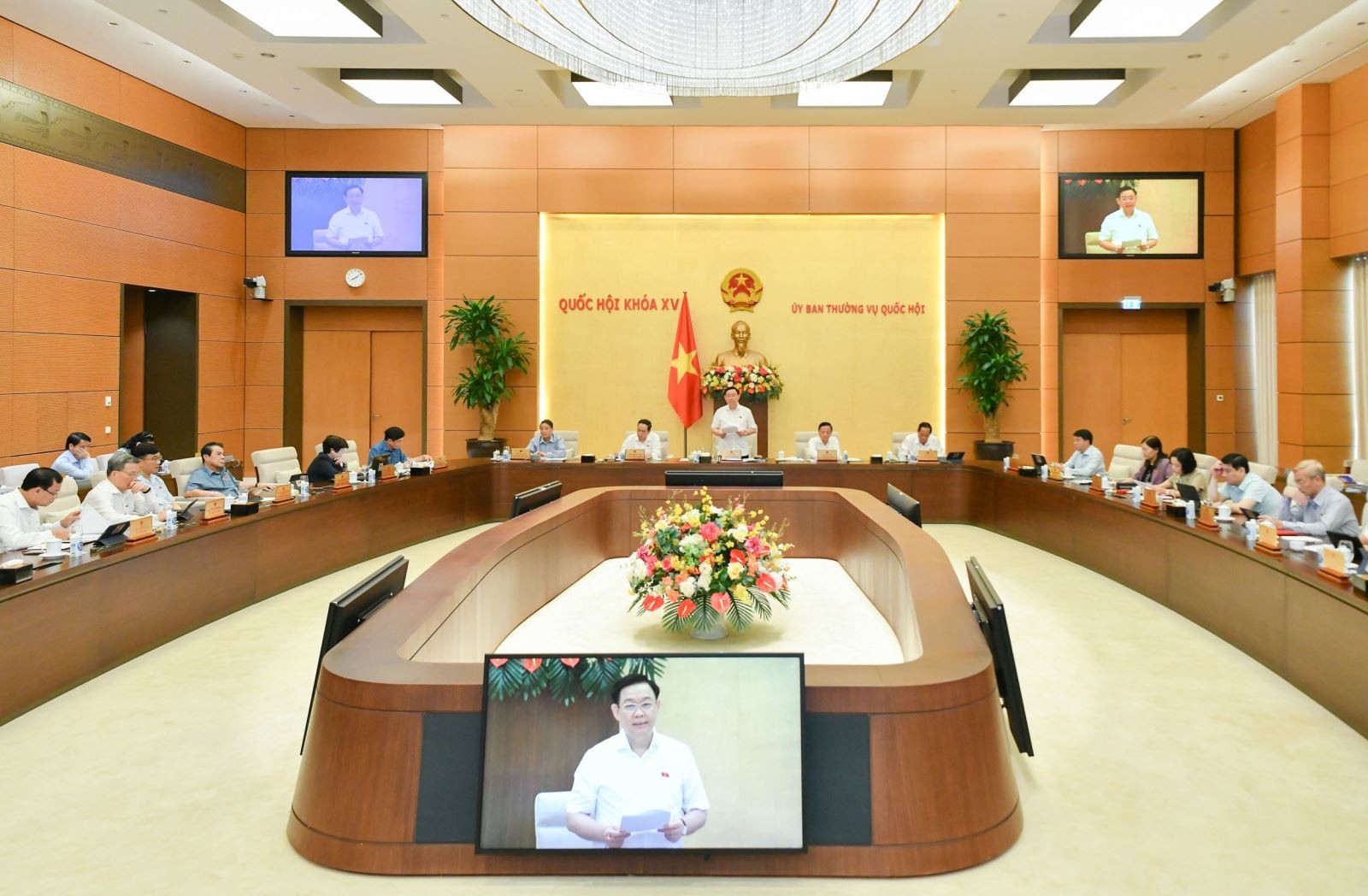 uy-ban-thuong-vu-qh-1661919883.jpg