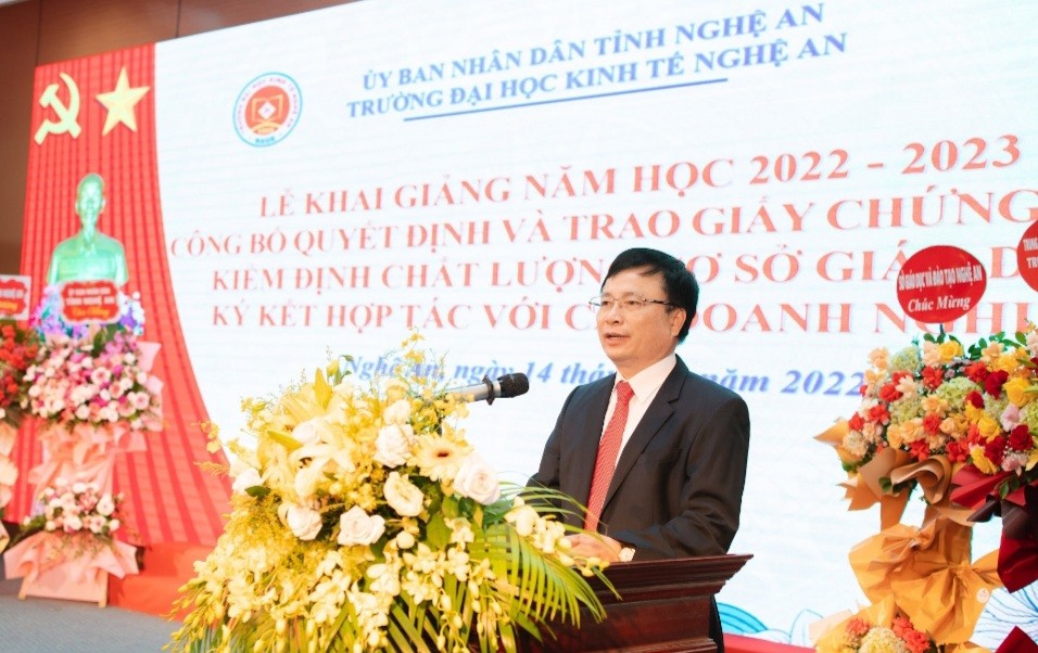 3-ong-bui-dinh-long-pho-chu-tich-bbnd-tinh-nghe-an-phat-bieu-tai-buoi-le-khai-giang-1665737593.jpg