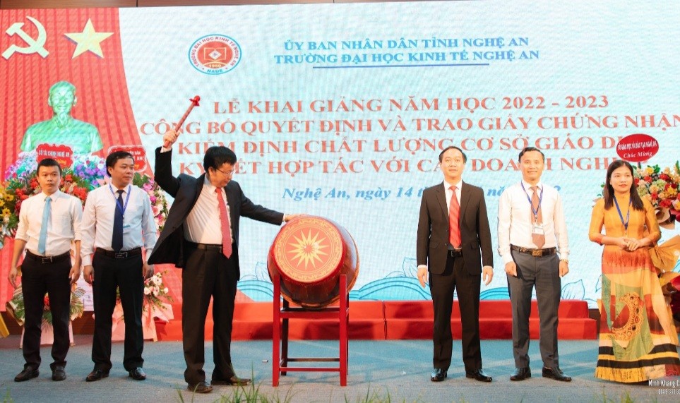 4-ong-bui-dinh-long-pho-chu-tich-bbnd-tinh-nghe-an-danh-trong-khai-giang-nam-hoc-2022-2023-1665737687.jpg