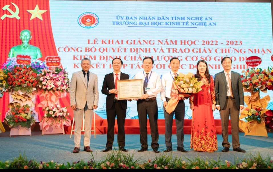 5-ts-tran-dinh-quang-giam-doc-trung-tam-kiem-dinh-chat-luong-truong-dai-hoc-vinh-trao-chung-nhan-chat-luong-cho-truong-dai-hoc-kinh-te-nghe-an-1665737745.jpg