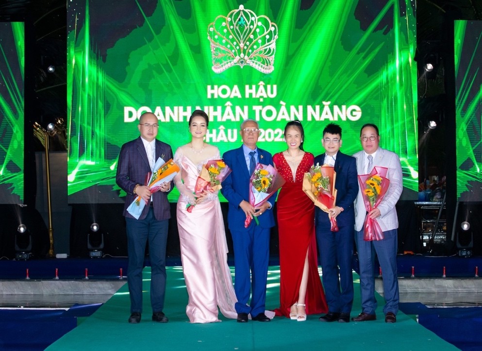 hoa-hau-dai-duong-dang-thu-thao-sanh-doi-cung-sieu-mau-nam-phong-di-cham-thi-7-1666491827.jpg