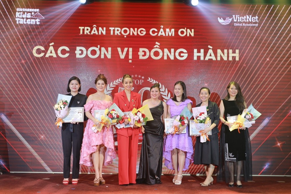 hoa-hau-tri-tue-pham-thi-thanh-nhung-bung-no-voi-su-kien-vinh-danh-top-50-dai-su-truyen-cam-hung-tre-vn-6-1667288738.jpg