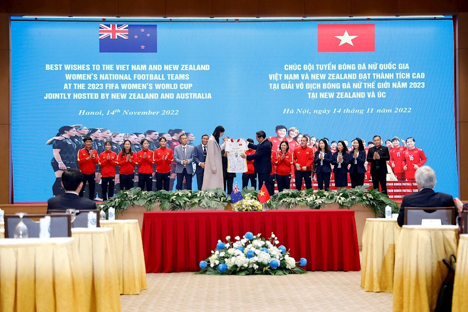 14-11-2022-thu-tuong-pham-minh-chinh-va-thu-tuong-new-zealand-giao-luu-cung-dai-dien-doi-tuyen-nu-viet-nam-2d661448-details-1668504921.jpg