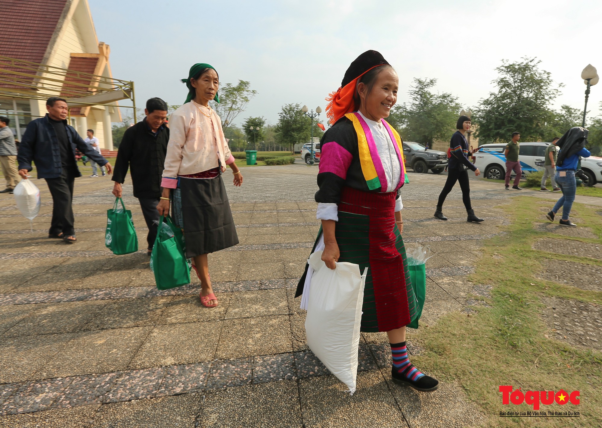 hon-1000-banh-chung-xanh-cung-nguoi-ngheo-an-tet-canh-ty-2020-15-15790718269661885227590-1670638128013-16706381281841949830388-1670643682.jpg