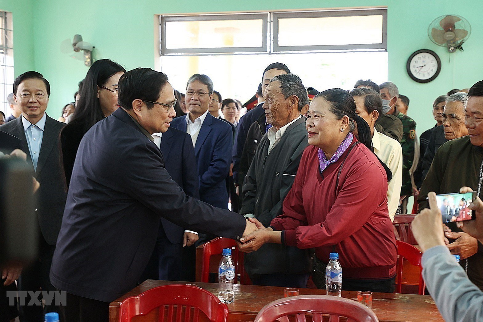 6-thu-tuong-pham-minh-chinh-den-tham-dong-vien-cac-ho-dan-xa-duc-hoa-huyen-mo-duc-phai-di-doi-de-giai-phong-mat-bang-cho-tuyen-cao-toc-bac-nam-phia-dong-anh-duong-giang-ttxvn-1672579030-1672642631.jpg