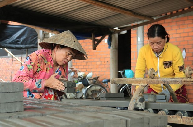 vna-potal-vinh-long-bao-ton-cac-lo-gach-gom-truyen-thong-6575807-1676714083.jpg
