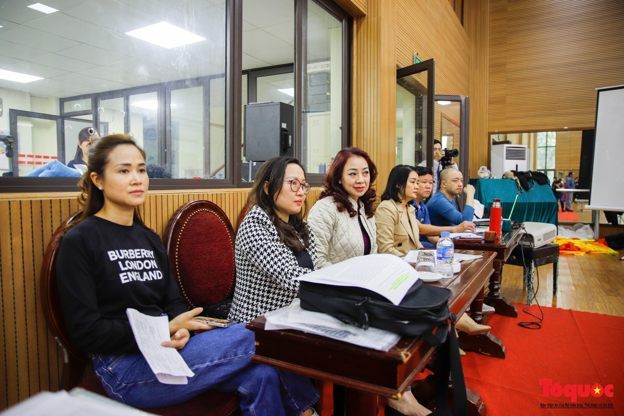 e-si-hang-say-luyen-tap-cho-dem-nghe-thuat-dac-biet-ky-niem-80-nam-ra-doi-de-cuong-ve-van-hoa-viet-nam-4-16771360574171220631162-1677143113294-16771431133531345350883-1677169352.jpg