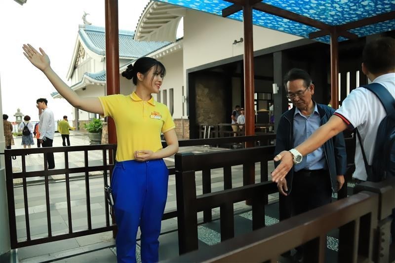 nhan-vien-huong-dan-du-khach-tai-kdl-sun-world-ha-long-3-1680235479-1680429524.png