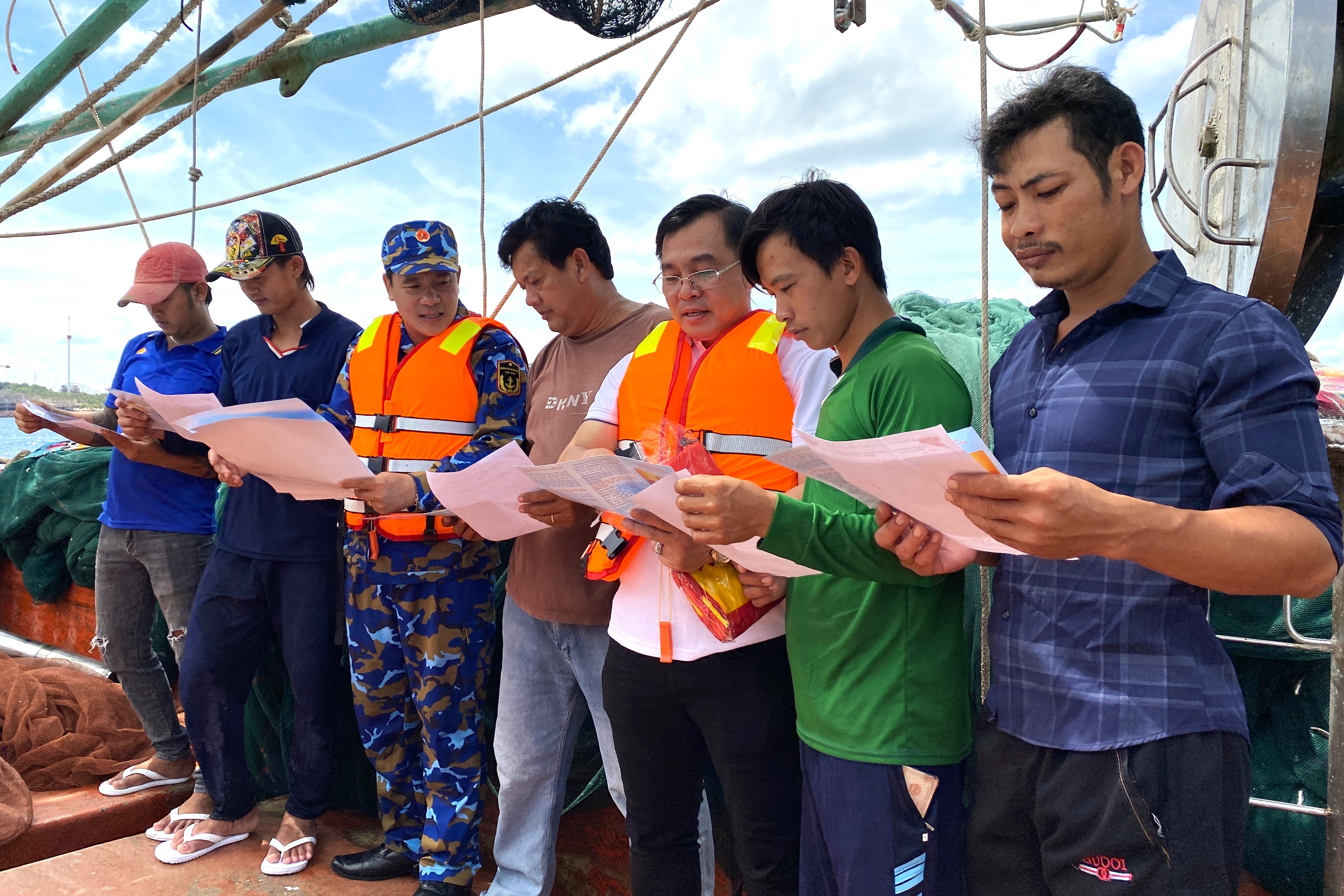 2-ngu-dan-nghe-can-bo-chien-si-vung-5-hai-quan-tuyen-truyen-chong-khai-thac-hai-san-bat-hop-phap-khong-bao-cao-va-khong-theo-quy-dinh-1680668999.JPG