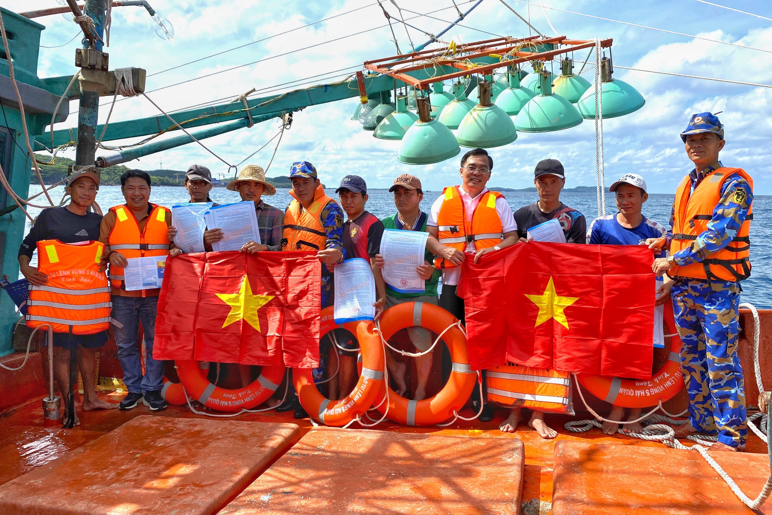 3-doan-cong-tac-cua-vung-5-hai-quan-tang-co-to-quoc-va-phao-cuu-sinh-cho-ngu-dan-1680669047.jpg