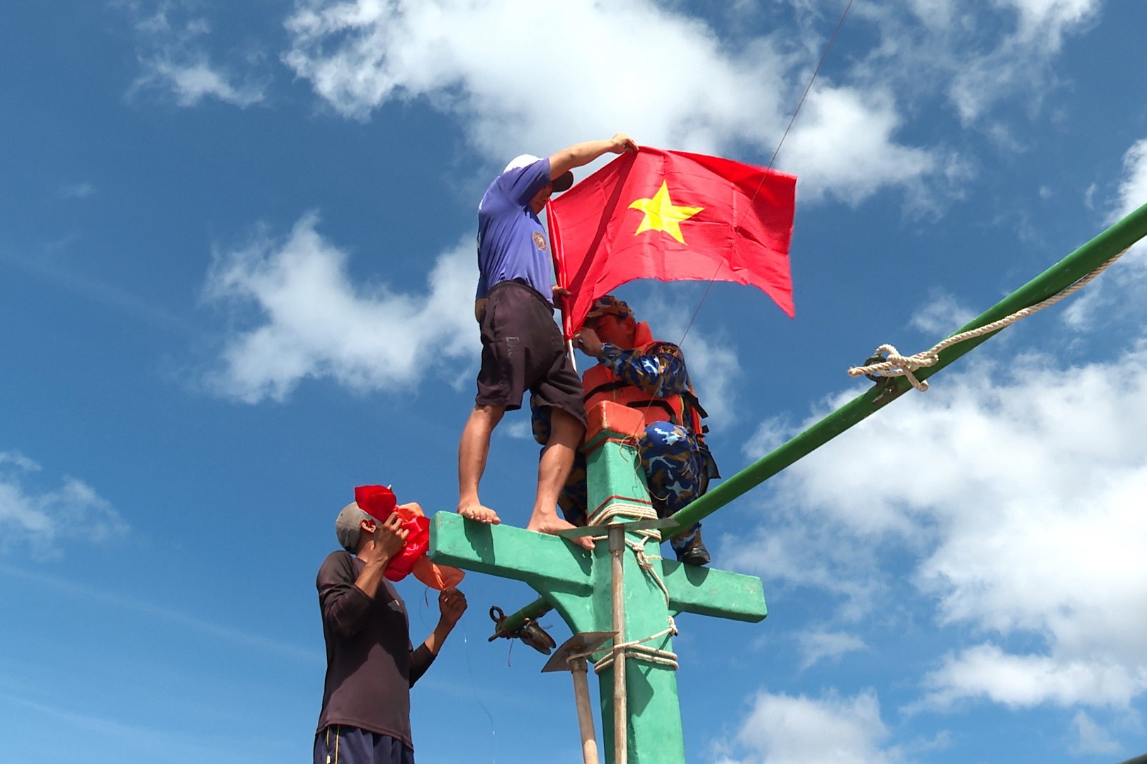4-can-bo-doan-cong-tac-vung-5-hai-quan-cung-ngu-dan-treo-co-to-quoc-1680669096.jpg