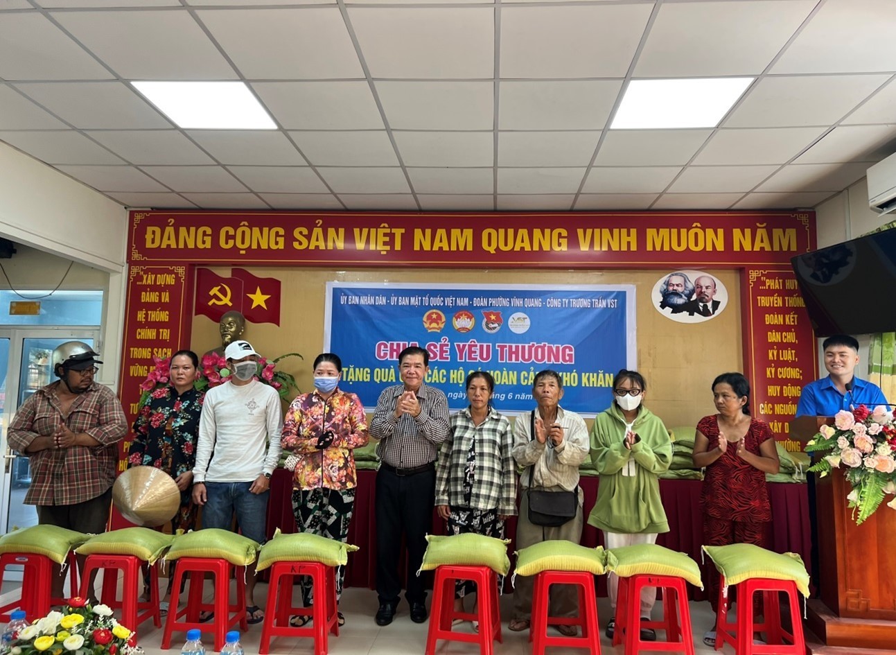 2-kien-giang-trao-qua-cho-ho-ngheo-co-hoan-canh-kho-khan-phuong-vinh-quang-1690185375-1690192655.jpg