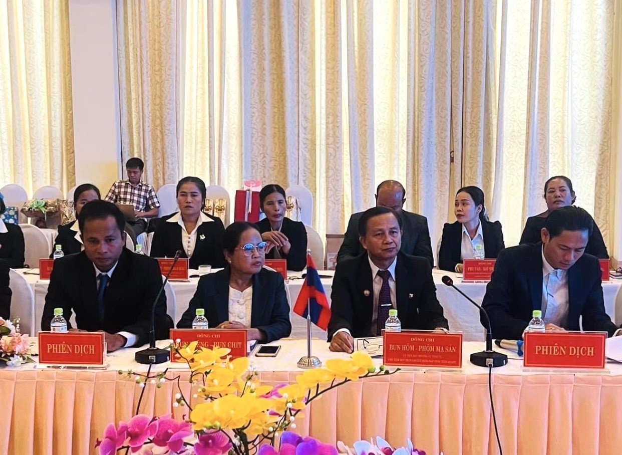 2-doan-dai-bieu-phia-ban-lao-1692795124-1692837684.jpg