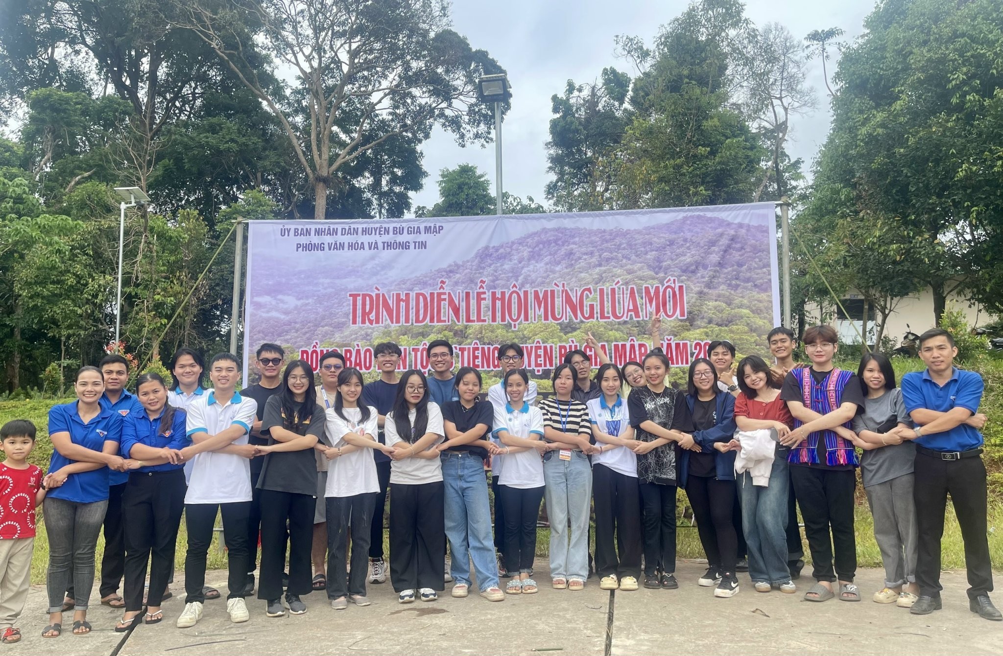 4-dong-bao-dan-toc-thieu-so-1701125500-1701138704.jpg