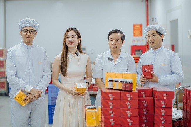 ceo-thuan-huyen-minh-huyen-ra-mat-bo-doi-thmh-queen-beauty-thmh-nano-curcumin-01-1717117784.jpg