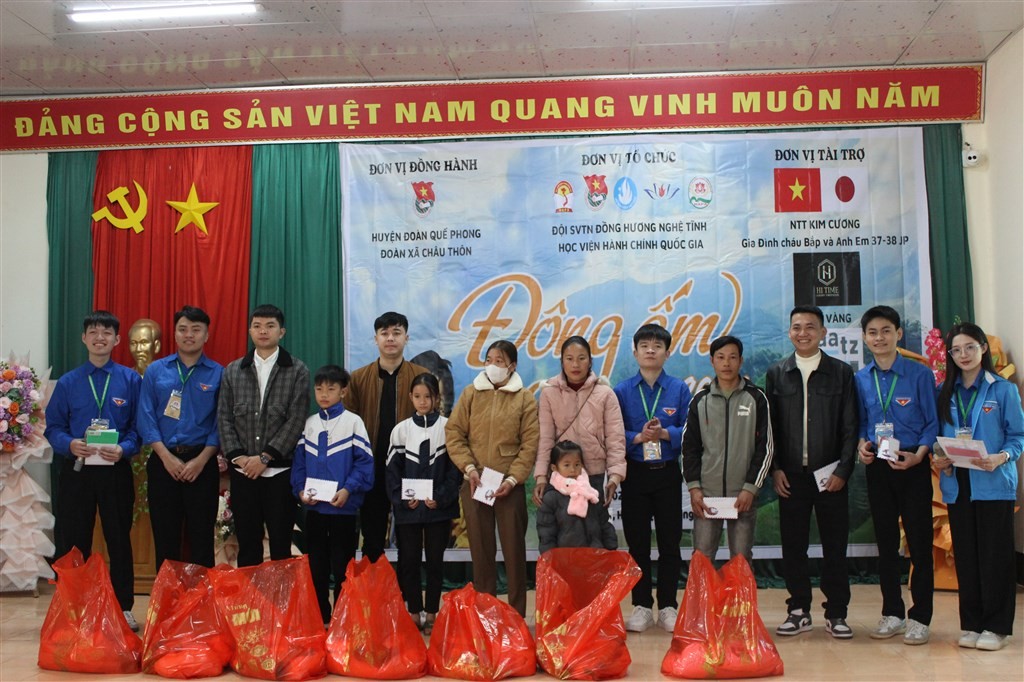 trao-7-phan-qua-cho-7-gia-dinh-dac-biet-kho-khan-tren-dia-ban-xa-662674-1738579431.jpg