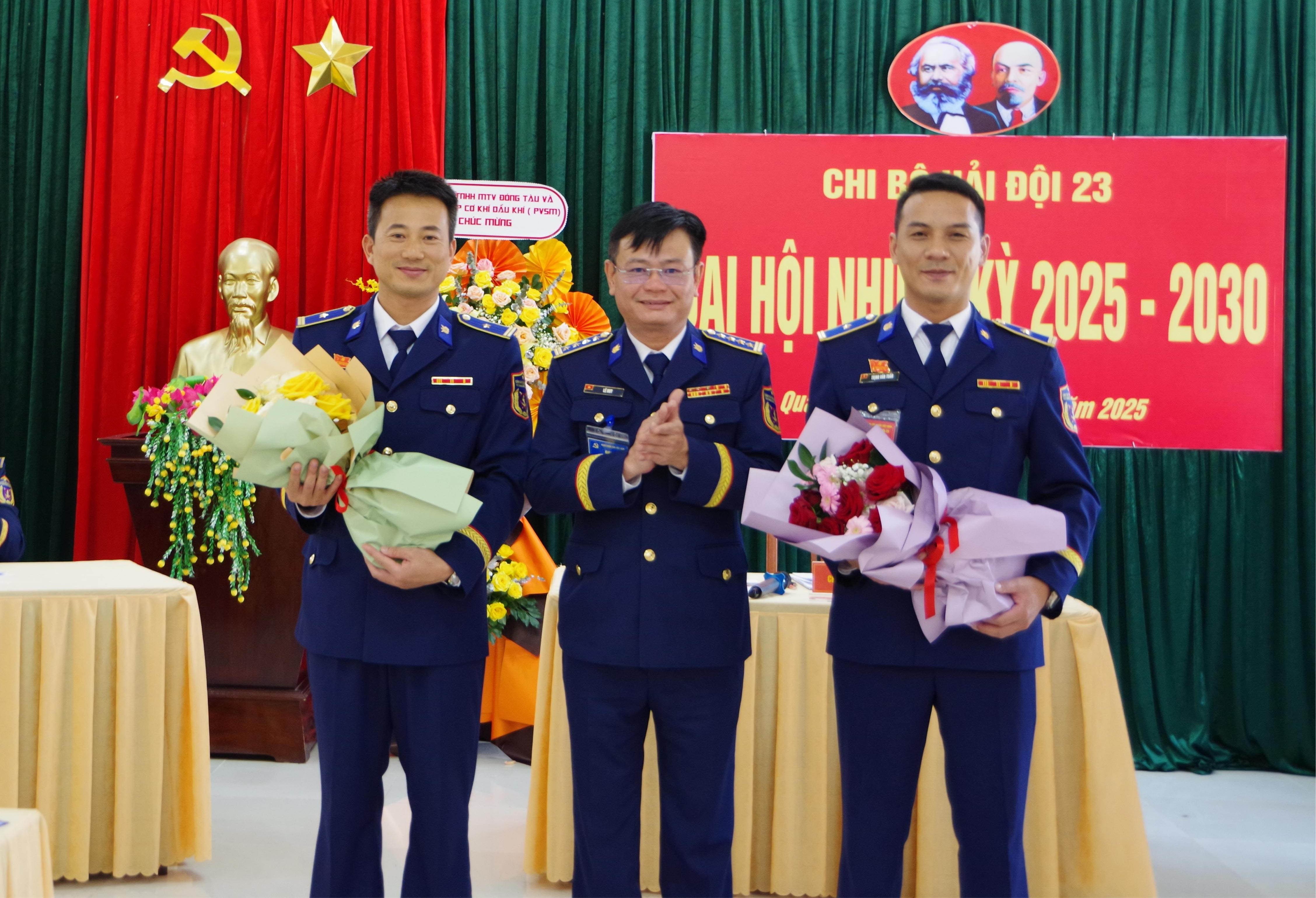 chinh-uy-vung-csb-2-chuc-mung-bch-chi-bo-moi-1746710894.jpg
