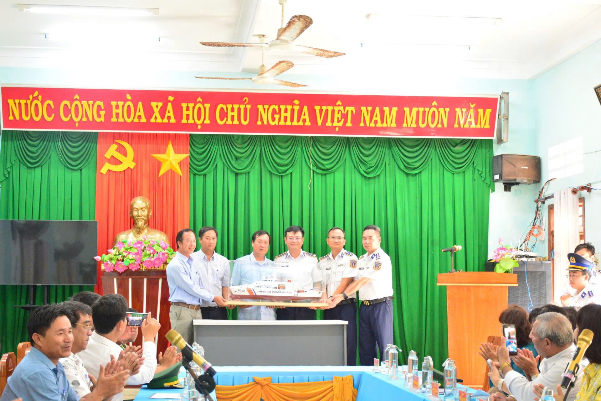 anh-2-doan-cong-tac-bo-tu-lenh-vung-canh-sat-bien-2-tham-chao-xa-giao-va-tang-qua-dang-uy-ubnd-xa-nhon-chau-1748684557.jpg