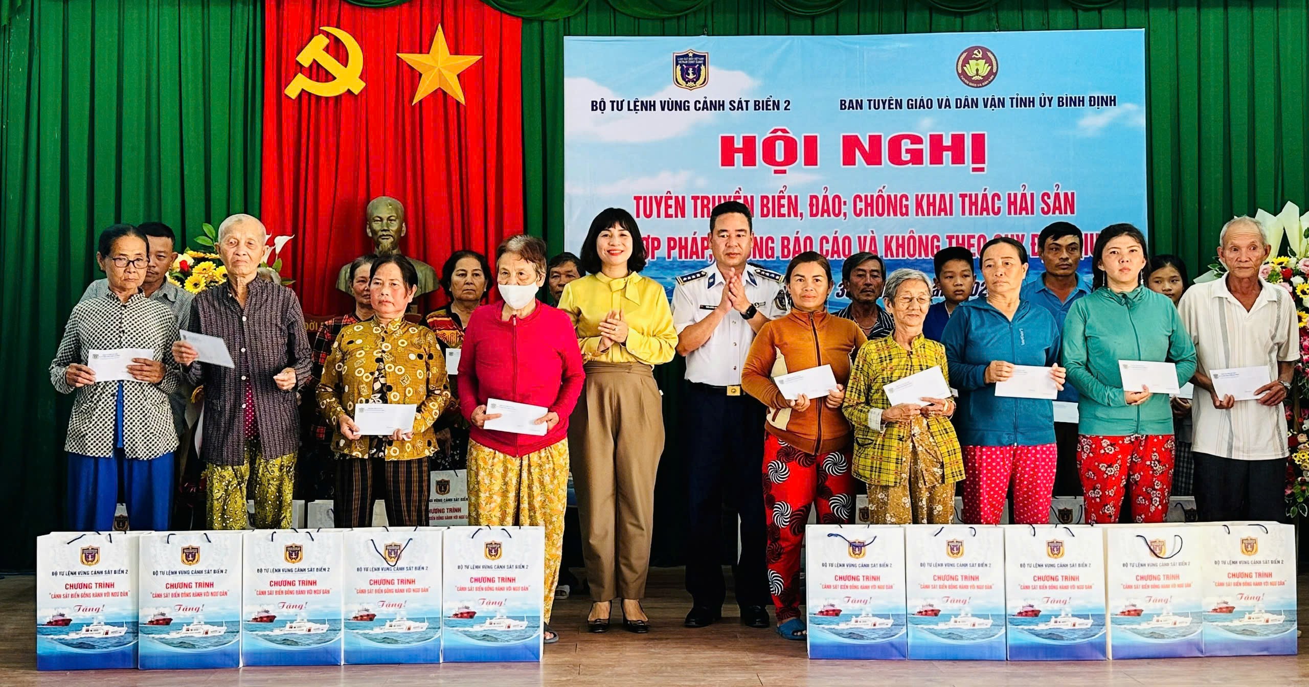 anh-5-doan-cong-tac-cua-bo-tu-lenh-vung-canh-sat-bien-2-lanh-dao-ban-tuyen-giao-va-dan-van-tinh-uy-binh-dinh-tang-qua-ngu-dan-nhan-dan-co-hoan-canh-kho-khan-tai-hoi-nghi-tuyen-truyen-bien-dao-chong-iuu-1748684611.jpg