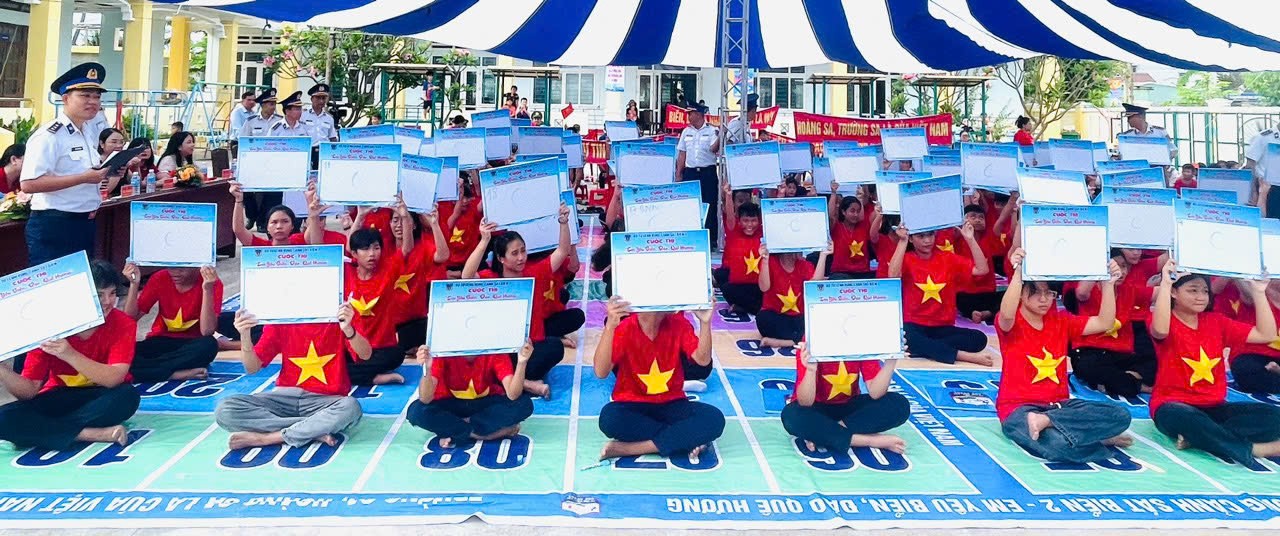 anh-7-cac-em-hoc-sinh-soi-noi-tham-gia-cuoc-thi-em-yeu-bien-dao-que-huong-tai-truong-tieu-hoc-va-thcs-nhon-chau-2-1748684651.jpg