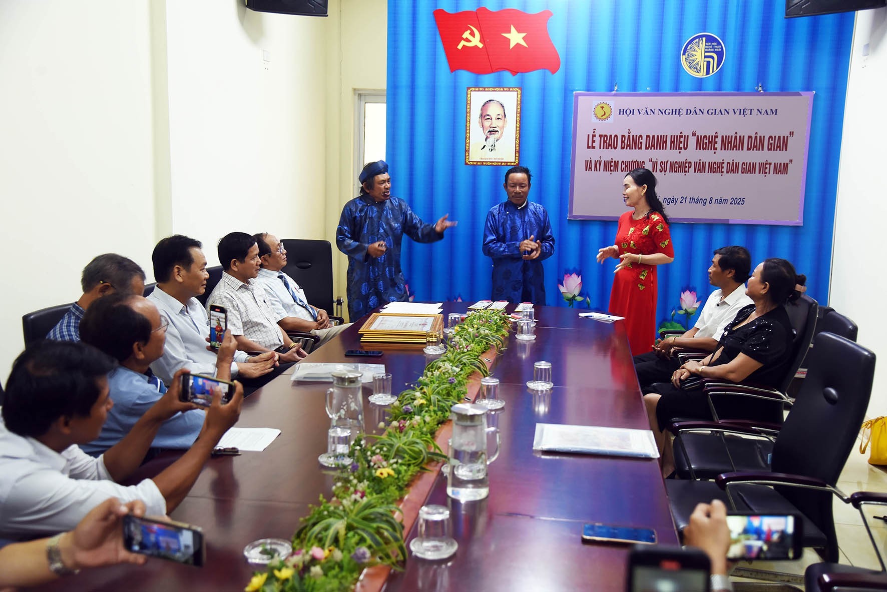 5a-cac-nghe-nhan-bieu-dien-bai-choi-tai-buoi-le-1755755809-1755767761.jpg