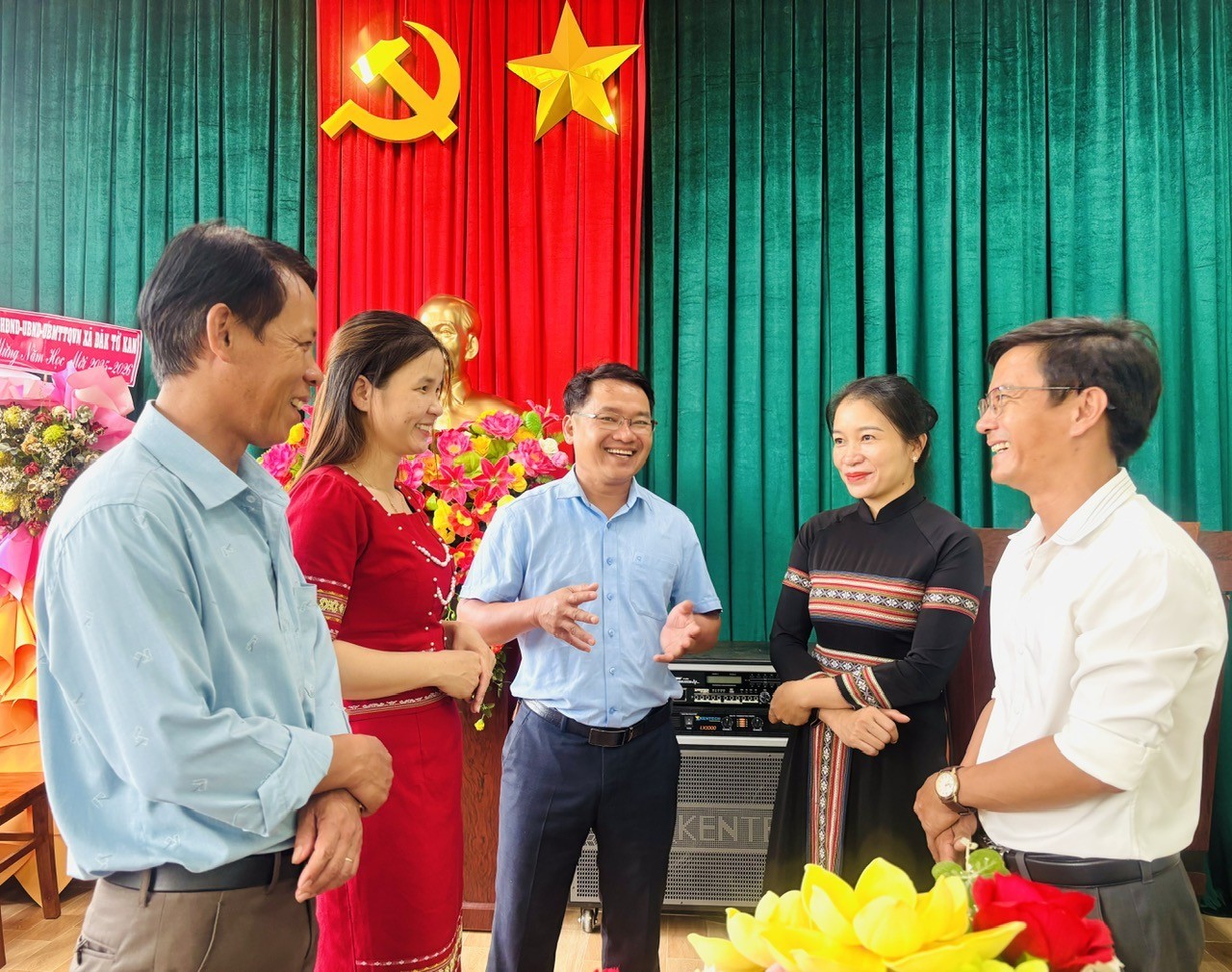 giao-vien-truong-chu-van-an-trao-doi-kinh-nghiem-hoc-va-lam-theo-bac-1759145502-1759151266.jpg