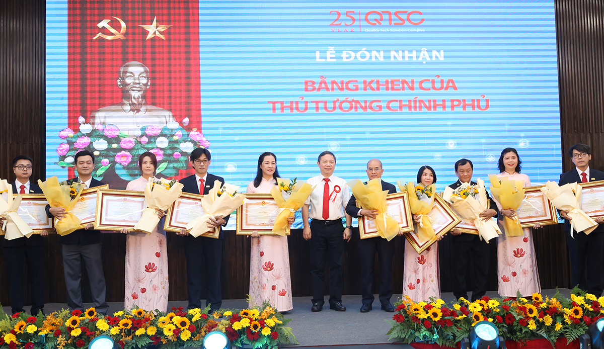 h2-truong-ban-tuyen-giao-duong-anh-duc-trao-bang-khen-ttcp-cho-cac-ca-nhan-1773727097.png