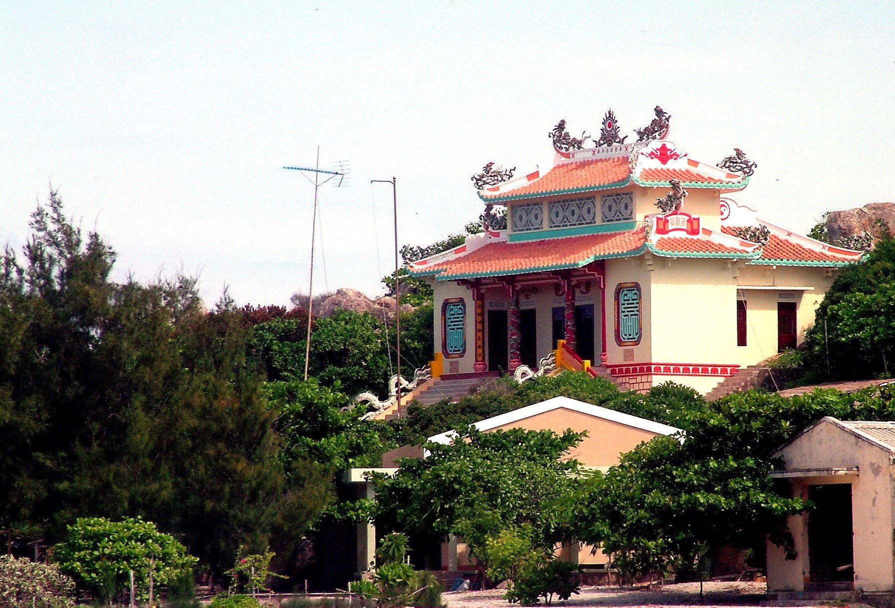 den-tho-ba-le-thi-huyen-tram-tren-hon-noi-1782369582.jpg
