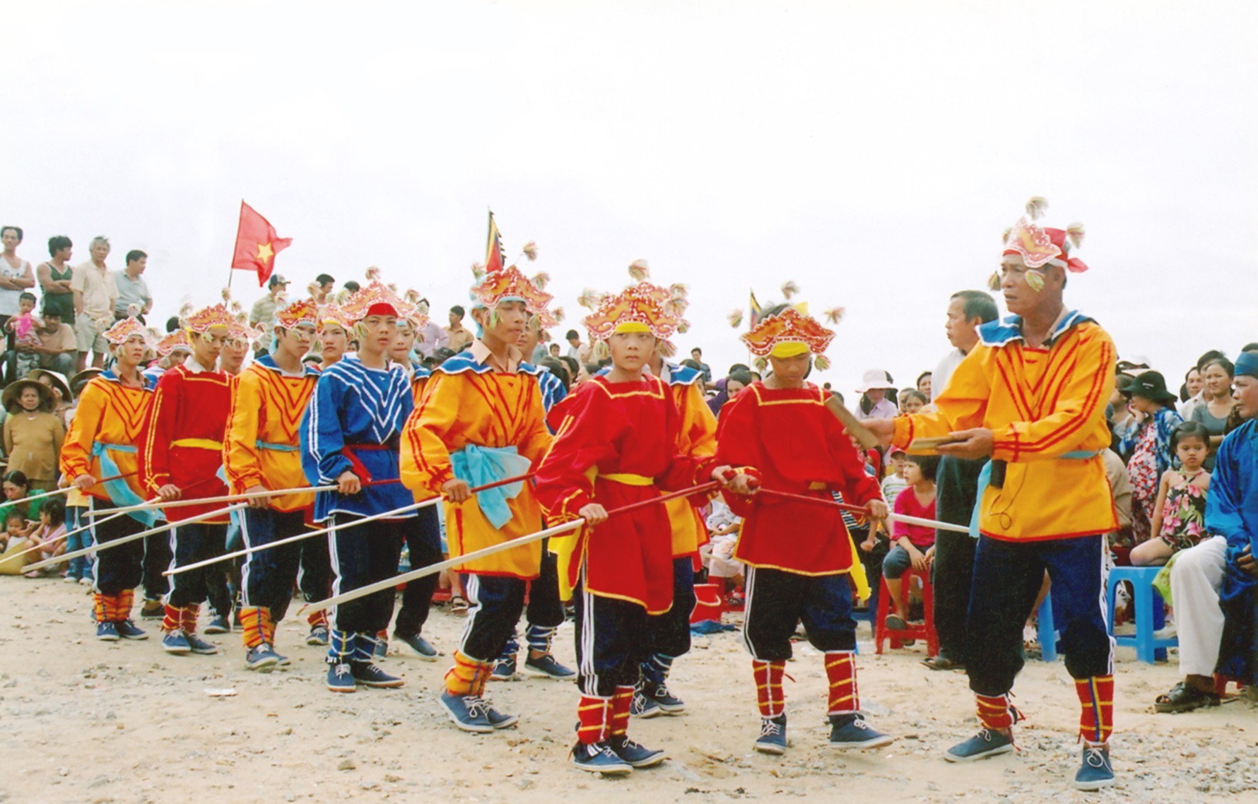 h2-doi-ba-trao-lang-van-thach-bi-duc-pho-1622770774-1630737186.jpg