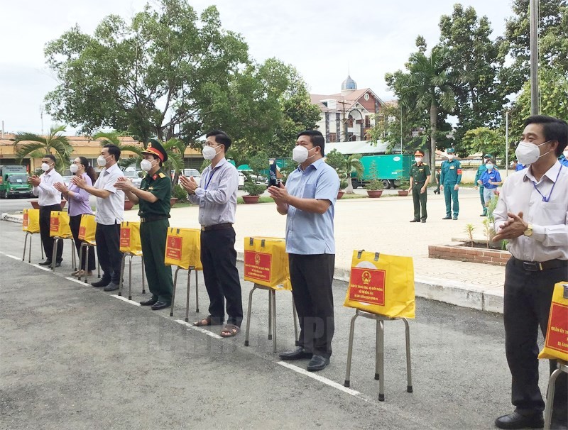 13-09-2021-bo-quoc-phong-tang-3400-phan-qua-ho-tro-nguoi-dan-thu-duc-gap-kho-khan-ce002893-details-1631506237.jpg