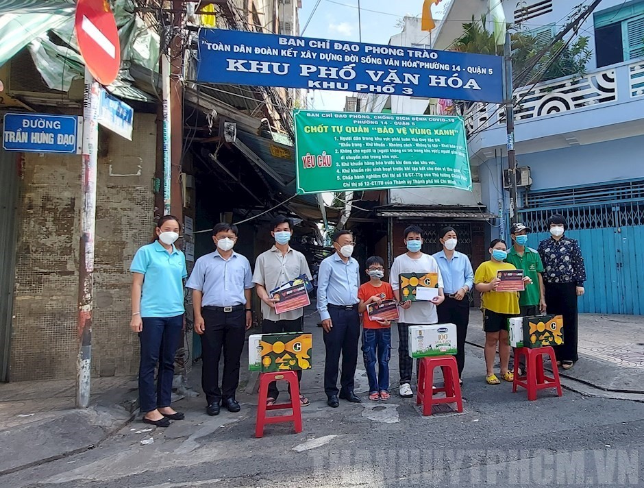 20-09-2021-truong-ban-dan-van-thanh-uy-tang-qua-trung-thu-cho-tre-mo-coi-boi-dich-tai-quan-5-93f03f3-details-1632133351.jpg