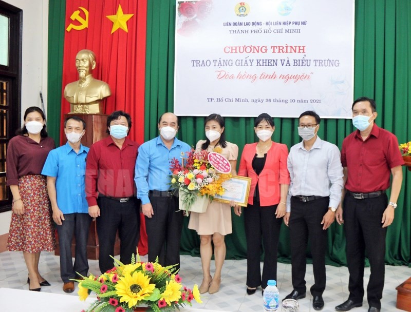 26-10-2021-trao-tang-giay-khen-va-bieu-trung-doa-hong-tinh-nguyen-cho-bac-si-ha-thi-man-76dfec2f-details-1635297741.jpg