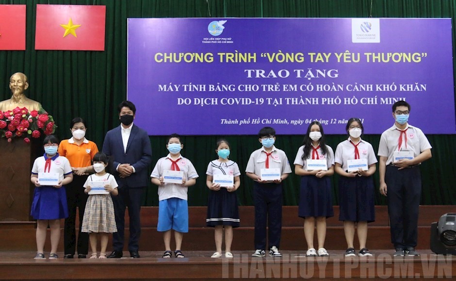 04-12-2021-tphcm-trao-tang-250-may-tinh-bang-cho-tre-em-co-hoan-canh-kho-khan-do-dich-covid-19-67117954-details-1638624864.jpg