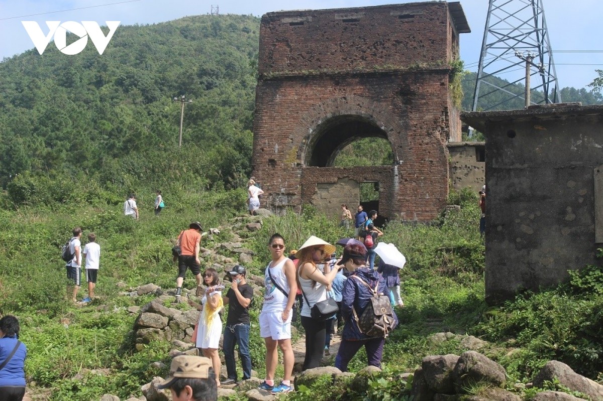 vov-di-tich-hai-van-quan-thu-hut-nhieu-du-khach-trong-nuoc-va-quoc-te-tham-quan-ngam-canh-1639961389.jpg