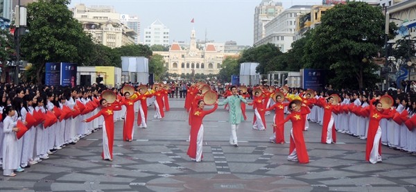92227dong-dien-ao-dai-tren-pho-di-bo-nguyen-hue-tp-1-1640149364024-1640149364348321798816-1640233521.jpg
