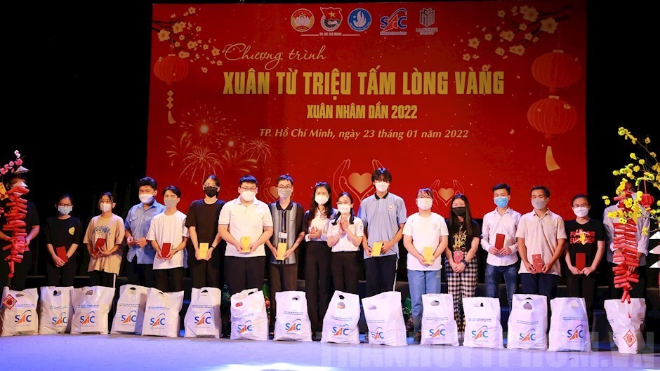 23-01-2022-chuong-trinh-xuan-tu-trieu-tam-long-vang-trao-1000-phan-qua-cho-hoc-sinh-sinh-vi-2fc963fc-details-1642983427.jpg