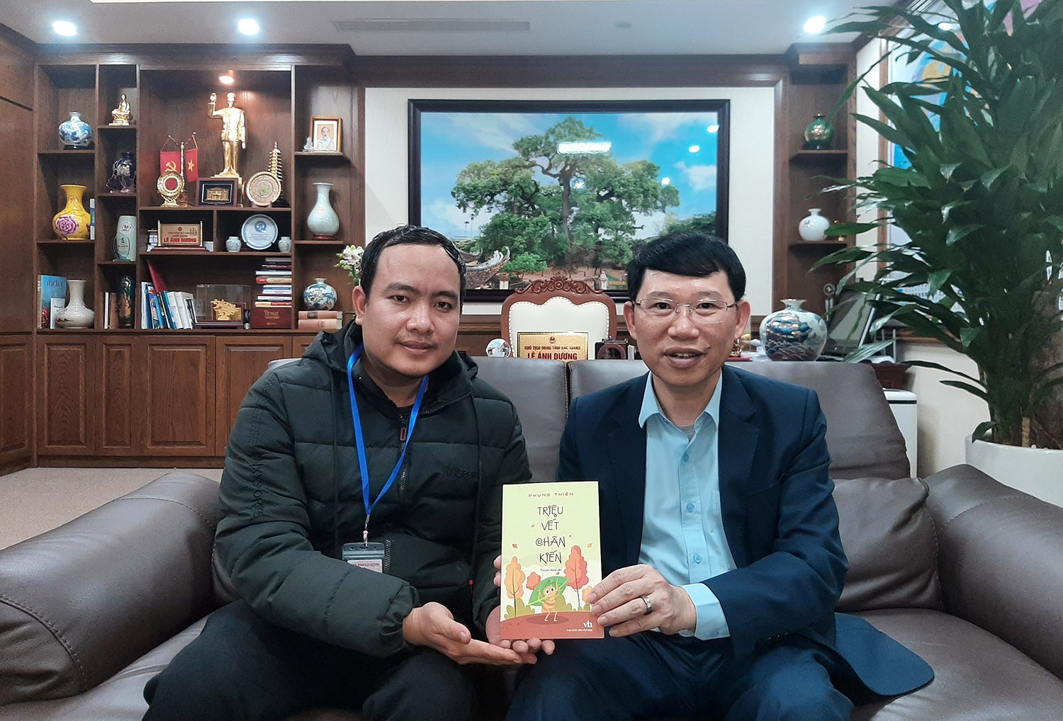 dong-chi-le-anh-duong-chu-tich-ubnd-tinh-bac-giang-bia-phai-1645537724-1-1645626604.jpg