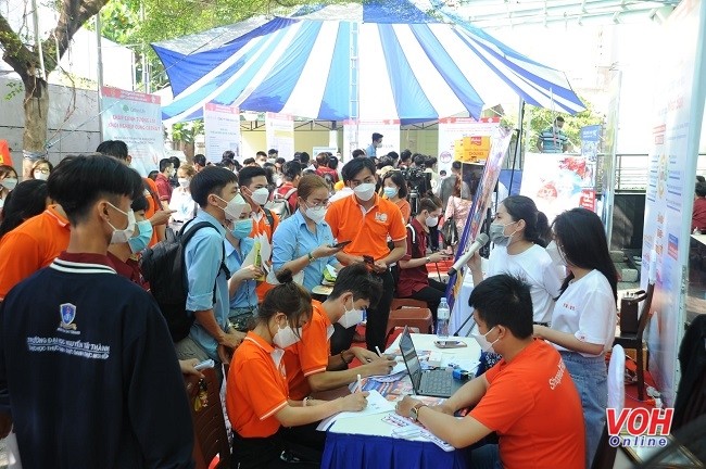 nguoi-lao-dong-tim-viec-tai-ngay-hoi-1646021683.jpg