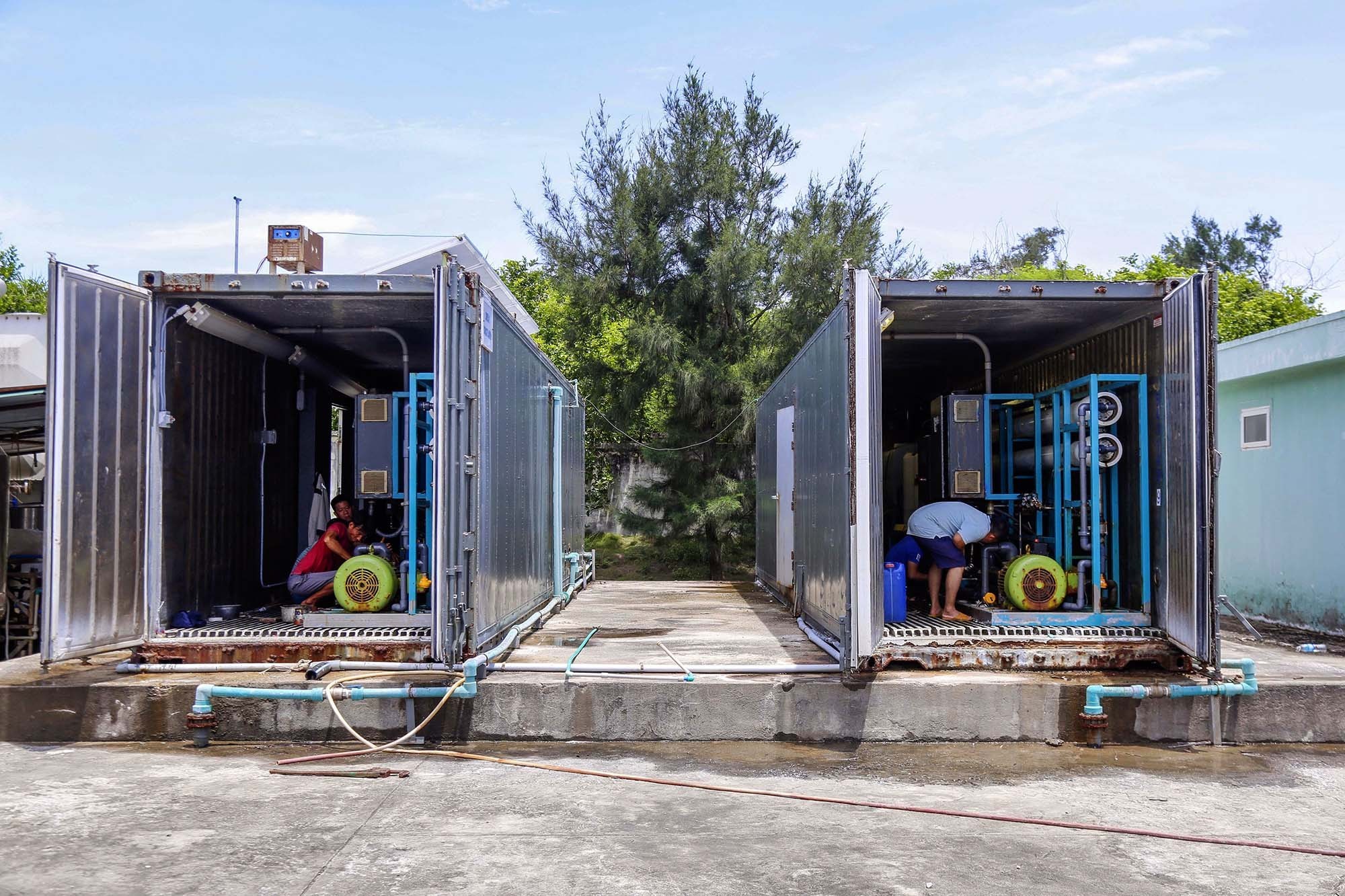 1-hai-nha-may-khu-nuoc-bien-thanh-nuoc-ngot-tai-dao-be-do-doosan-vina-tai-tro-vao-nam-2012-1653901907-1653967757.jpg