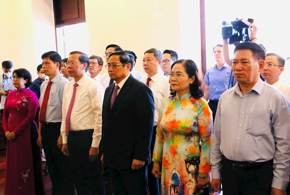05-06-2022-doan-dai-bieu-thu-tuong-chinh-phu-va-tphcm-dang-huong-dang-hoa-tuong-niem-chu-ti-cd62c776-details-1654486461.jpg
